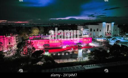 Copyright: Starpix/Alexander TUMA, 31.08.2021 Venezia, Italia, Palazzo del Cinema Luftaufnahme, Red Carpet, Nachtaufnahme, Beleuchtung, Luftaufnahme, Übersicht, , Festival Kino, Atmosphäre, Stimmung, 78° Mostra Internazionale d'Arte cinematografica di Venezia - 20210831 PD10986 - Rechteinfo: diritti gestiti (RM) Foto Stock