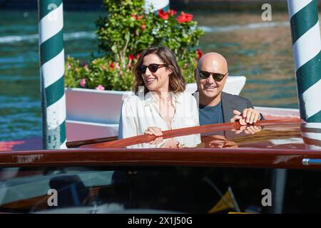 L'attrice italiana Luisa Ranieri e suo marito l'attore italiano Luca Zingaretti saltano al molo dell'Excelsior Hotel il 1 settembre 2021, il giorno di apertura della 78 Mostra del Cinema di Venezia al Lido di Venezia. - 20210901 PD2269 - Rechteinfo: Diritti gestiti (RM) Foto Stock