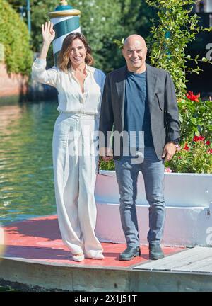 L'attrice italiana Luisa Ranieri e suo marito l'attore italiano Luca Zingaretti saltano al molo dell'Excelsior Hotel il 1 settembre 2021, il giorno di apertura della 78 Mostra del Cinema di Venezia al Lido di Venezia. - 20210901 PD2277 - Rechteinfo: Rights Managed (RM) Foto Stock