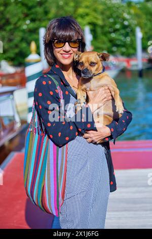 Venezia, Italia, Ana Lily Amirpour e cane Benny , 78 Mostra Internazionale d'Arte cinematografica di Venezia 2021 - 20210906 PD0955 - Rechteinfo: Diritti gestiti (RM) Foto Stock