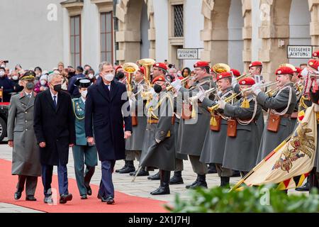 La cerimonia ufficiale di benvenuto all'inizio della visita della coppia reale spagnola nel cortile interno del Palazzo Hofburg a Vienna il 31 gennaio 2022. IMMAGINE: il presidente austriaco Alexander Van der Bellen, il re spagnolo Felipe vi rivede una guardia d'onore militare - 20220131 PD2744 - Rechteinfo: Rights Managed (RM) Foto Stock