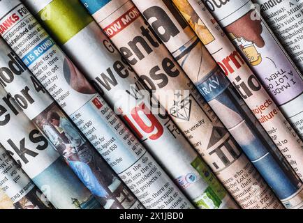Londra, Regno Unito - 17 aprile 2024: Primo piano di un gruppo di giornali in lingua inglese impilati insieme Foto Stock