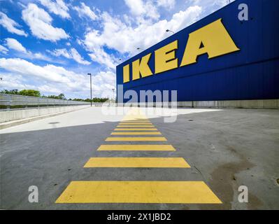 Oak Creek, Wisconsin, Stati Uniti - 16 aprile 2024: Negozio di mobili IKEA davanti, parcheggio vuoto con spazio imbottito Foto Stock