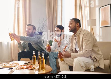 Tre bellissimi uomini interrazziali in abbigliamento casual, che si divertono insieme, seduti a un tavolo e gustando una birra. Foto Stock