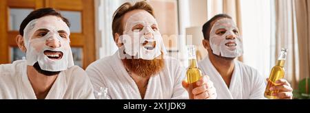Tre uomini diversi e allegri in accappatoi, che si godono le birre indossando maschere facciali. Foto Stock