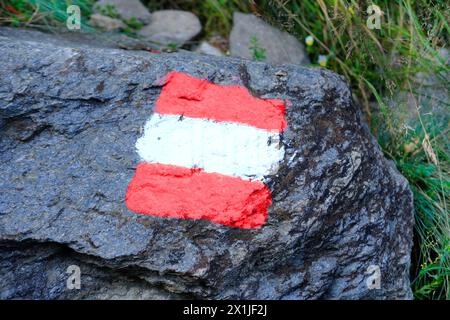 Segni rossi bianchi sulla pietra, waypoint lungo il percorso, segnavia, navigazione su sentieri rocciosi, ostacoli all'avventura all'aperto, esplorazione avventurosa dei percorsi Foto Stock