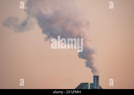 vista spettacolare della fabbrica con vapore che esce dal camino, che sale in cielo, potenza e potenza dell'industria moderna, con fabbrica che simboleggia la produzione e io Foto Stock