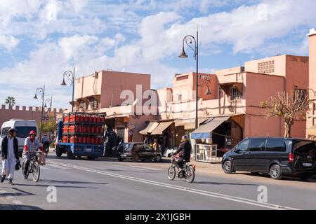 La gente del posto naviga tra i vicoli labirintici, abiti colorati e vivaci chiacchierate che dipingono scena affascinante autentica vita urbana africana a Marrakech, Moroc Foto Stock