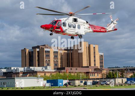 Elicottero della guardia costiera di Inverness al Raigmore Hospital di Inverness Foto Stock