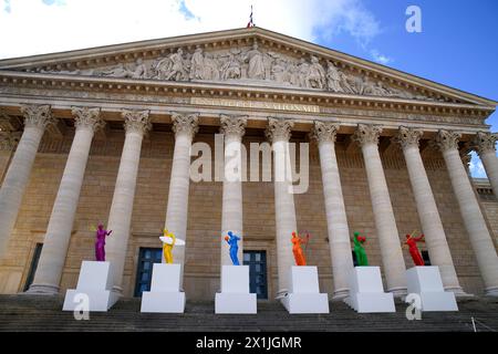 Sei sculture, copie di una delle più famose statue greche, la Venere di Milo, ai gradini dell'Assemblea nazionale francese, Parigi. Tra 100 giorni, nella capitale francese, inizieranno i Giochi Olimpici del 2024. I Giochi inizieranno il 26 luglio con la prima cerimonia di apertura che si terrà all'esterno di uno stadio, ogni delegazione nazionale invece invierà 6 km lungo l'arteria principale della città prima di scendere di fronte alla Torre Eiffel. Data foto: Mercoledì 17 aprile 2024. Foto Stock