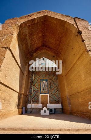 Esterno del vecchio edificio del Mausoleo Gur Emir di Tamerlano Amir Timur a Samarcanda, Uzbekistan Foto Stock