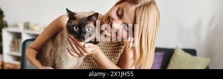 Una donna con i capelli corti tiene amorevolmente il suo gatto tra le braccia, mostrando un profondo legame tra di loro. Foto Stock