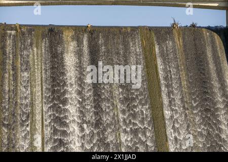 Una diga è una barriera costruita sopra un fiume o un torrente, il cui scopo è quello di sequestrare l'acqua nel letto del fiume Foto Stock