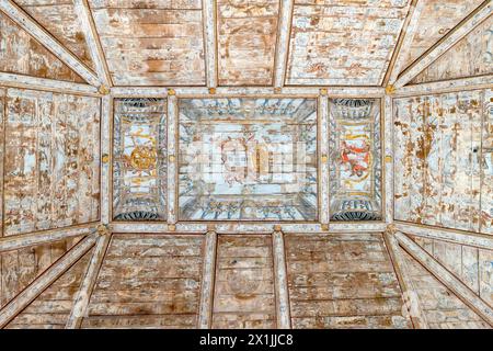 Soffitto a cassettoni e bandiera del dominio storico del Portogallo, Castello dei Cavalieri Templari, Templari, Tomar, Portogallo. Foto Stock