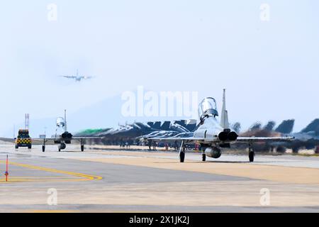 Seoul, COREA DEL SUD. 12 aprile 2024. 17 aprile 2024 - Seoul, Corea del Sud - caccia F-15K e fa-50 dell'aeronautica militare ROK in standby presso la Kunsan Air base di Gunsan, 178 chilometri a sud di Seoul, per l'addestramento aereo della Corea, che ha preso il via lo stesso giorno per una corsa di due settimane. L'esercitazione annuale della forza aerea congiunta Corea del Sud-Stati Uniti mobilita circa 100 aerei da guerra, tra cui F-35B statunitense e F-35A sudcoreani, per rafforzare la loro preparazione contro le minacce militari nordcoreane. (Credit Image: © Ministero della difesa tramite ZUMA Press Wire) SOLO USO EDITORIALE! Non per USO commerciale! Foto Stock