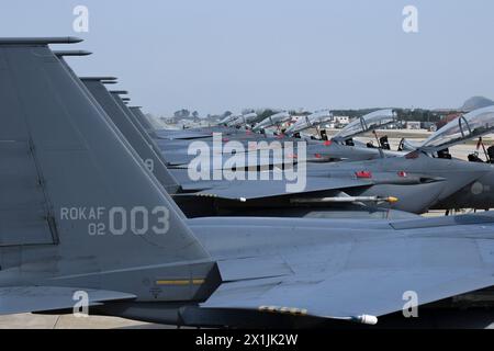 Seoul, COREA DEL SUD. 12 aprile 2024. 17 aprile 2024 - Seoul, Corea del Sud - caccia F-15K e fa-50 dell'aeronautica militare ROK in standby presso la Kunsan Air base di Gunsan, 178 chilometri a sud di Seoul, per l'addestramento aereo della Corea, che ha preso il via lo stesso giorno per una corsa di due settimane. L'esercitazione annuale della forza aerea congiunta Corea del Sud-Stati Uniti mobilita circa 100 aerei da guerra, tra cui F-35B statunitense e F-35A sudcoreani, per rafforzare la loro preparazione contro le minacce militari nordcoreane. (Credit Image: © Ministero della difesa tramite ZUMA Press Wire) SOLO USO EDITORIALE! Non per USO commerciale! Foto Stock