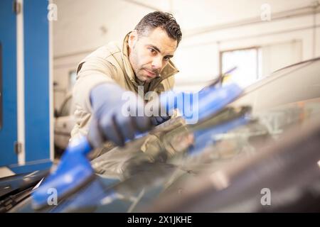 il sistema meccanico posiziona le ventose in vetro Foto Stock