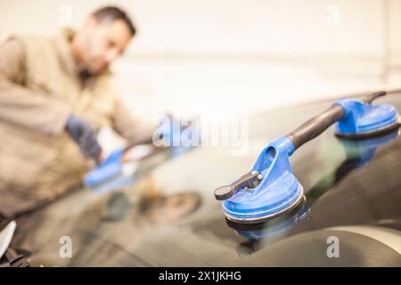 il sistema meccanico posiziona le ventose in vetro Foto Stock