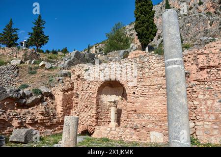 Il tesoro di Atene o Tesoro Ateniese in Delphi. Delphi è antico santuario che è cresciuto ricco come sede di Oracle che è stato consultato su importanti de Foto Stock