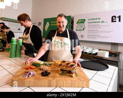 Max Halley, chef televisivo A USO EDITORIALE, apre il "QuiD in Cafe" di ID Mobile nella zona est di Londra, offrendo offerte pasti da £1 per celebrare il lancio della rete mobile di programmi SIM a prezzo fisso senza aumenti annuali dei prezzi. Data foto: Mercoledì 17 aprile 2024. Foto Stock