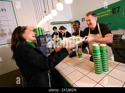 Max Halley, chef televisivo A USO EDITORIALE, apre il "QuiD in Cafe" di ID Mobile nella zona est di Londra, offrendo offerte pasti da £1 per celebrare il lancio della rete mobile di programmi SIM a prezzo fisso senza aumenti annuali dei prezzi. Data foto: Mercoledì 17 aprile 2024. Foto Stock