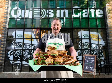 Max Halley, chef televisivo A USO EDITORIALE, apre il "QuiD in Cafe" di ID Mobile nella zona est di Londra, offrendo offerte pasti da £1 per celebrare il lancio della rete mobile di programmi SIM a prezzo fisso senza aumenti annuali dei prezzi. Data foto: Mercoledì 17 aprile 2024. Foto Stock