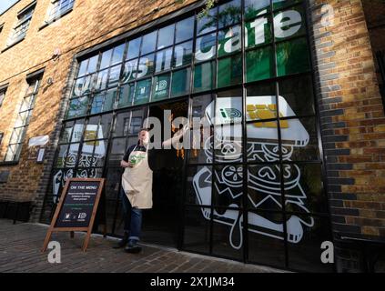 Max Halley, chef televisivo A USO EDITORIALE, apre il "QuiD in Cafe" di ID Mobile nella zona est di Londra, offrendo offerte pasti da £1 per celebrare il lancio della rete mobile di programmi SIM a prezzo fisso senza aumenti annuali dei prezzi. Data foto: Mercoledì 17 aprile 2024. Foto Stock