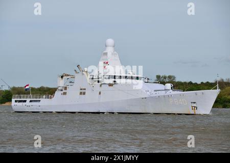 La Royal Netherlands Navy Oceangoing Patrol Vessel HNLMS HOLLAND vide arrivare sul Tamigi per uno scalo a Londra Foto Stock