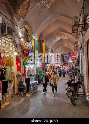 La gente cammina in uno stretto passaggio nel Gran Bazar di Isfahan, Iran. Foto Stock