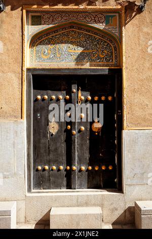 Porta d'ingresso chiusa di una tradizionale casa persiana nel centro storico di Isfahan, Iran. Foto Stock