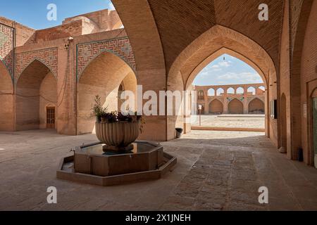 Vista del cortile della moschea Hakim del XVII secolo nel centro storico di Isfahan, Iran. Foto Stock