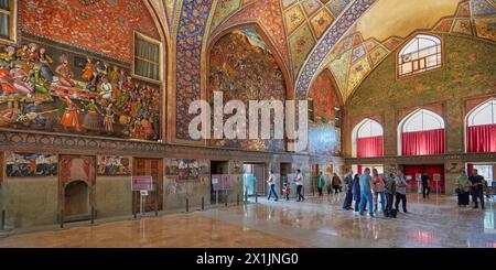 Vista interna del Palazzo Chehel Sotoun del XVII secolo con i suoi colorati affreschi murali. Isfahan, Iran. Foto Stock