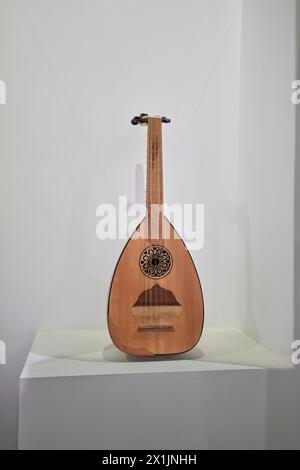 Oud persiano, uno strumento musicale a corda senza fretless a forma di pera, a collo corto, esposto nel Museo della musica di Isfahan. Isfahan, Iran. Foto Stock