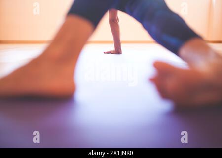 Donna irriconoscibile Yogi che riposa sulla mano e sui piedi in equilibrio Foto Stock