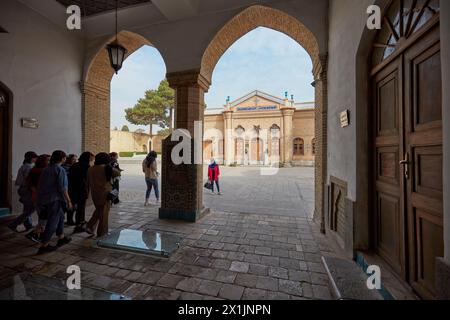 I turisti camminano nel cortile della Cattedrale del Santo Salvatore del XVII secolo (Cattedrale di Vank) nella nuova Julfa, quartiere armeno di Isfahan, Iran. Foto Stock