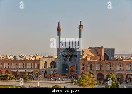 Vista elevata dei minareti e dell'iwan d'ingresso della Moschea dello Scià (Masjed-e Shah) in Piazza Naqsh-e Jahan. Isfahan, Iran. Foto Stock