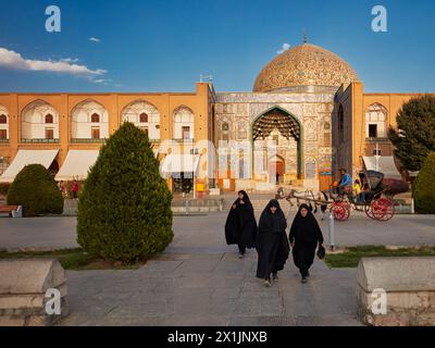 Le donne iraniane che indossano gli chadors neri camminano alla Moschea di Lotfollah in Piazza Naqsh-e Jahan. Isfahan, Iran. Foto Stock