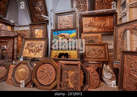 Una selezione di opere d'arte incise in rame esposte in un negozio di artigianato a Isfahan, Iran. Foto Stock