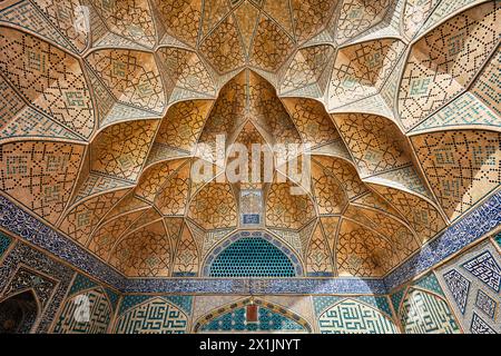 Soffitto ornato con volte muqarnas ricoperte di piastrelle in uno degli iwan della Moschea di Jameh (VIII secolo). Isfahan, Iran. Foto Stock