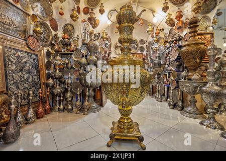 Samovar gigante di Qalamzani, o Ghalamzani (arte tradizionale iraniana dell'incisione del metallo) esposto in un negozio di artigianato nel Grand Bazaar. Isfahan, Iran. Foto Stock