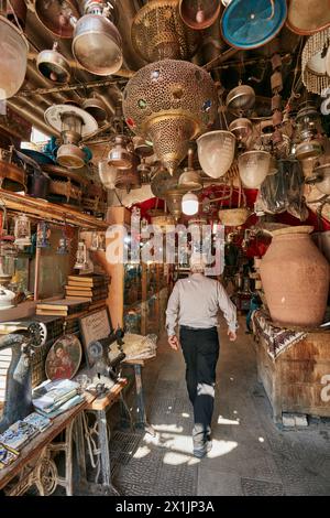 Un uomo cammina in uno stretto vicolo nel Grand Bazaar di Isfahan, Iran. Foto Stock