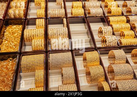 Una selezione di bracciali dorati esposti in una vetrina di gioielleria nel Grand Bazaar di Isfahan, Iran. Foto Stock