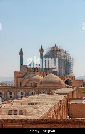 Vista elevata dei minareti della Moschea dello Scià (Masjed-e Shah) e della cupola coperta da impalcature per il restauro. Isfahan, Iran. Foto Stock