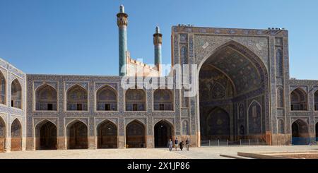 Vista panoramica del cortile della Moschea dello Scià (Masjed-e Shah) che mostra le sue lavorazioni di piastrelle altamente elaborate. Isfahan, Iran. Foto Stock
