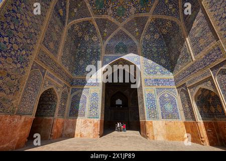 Lavorazioni elaborate sulle pareti e sul soffitto dell'iwan all'ingresso della sala principale della Moschea dello Scià (Masjed-e Shah). Isfahan, Iran. Foto Stock