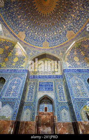 Mihrab (una nicchia nel muro che indica la direzione della Mecca) nella sala di preghiera principale della Moschea dello Scià (Masjed-e Shah). Isfahan, Iran. Foto Stock