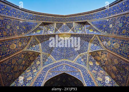 Vista dal basso del soffitto a volta decorato di iwan nella Moschea dello Scià (Masjed-e Shah). Isfahan, Iran. Foto Stock