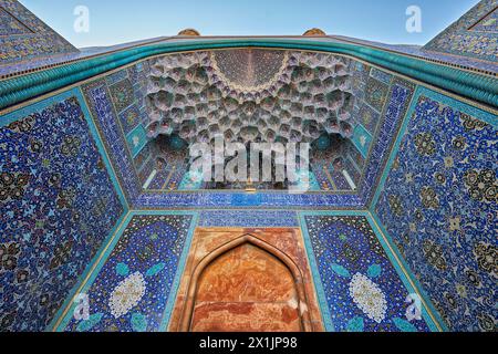 Vista dal basso del soffitto dell'iwan con muqarnas che si innalzano nella Moschea dello Scià (Masjed-e Shah). Isfahan, Iran. Foto Stock