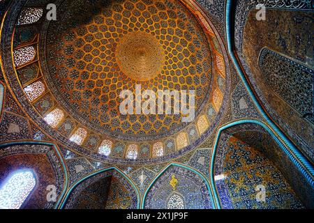 Vista dal basso del soffitto a cupola nella Moschea dello Scià (Masjed-e Shah) con le sue elaborate piastrelle. Isfahan, Iran. Foto Stock