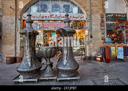 Gigante di Qalamzani, o Ghalamzani (arte tradizionale iraniana dell'incisione del metallo) ewers esposti all'esterno di un negozio di artigianato a Isfahan, Iran. Foto Stock